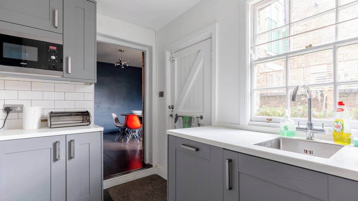 East Acton Apartment | Trendy 2BD House — 5 Mins from Willesden Junction!