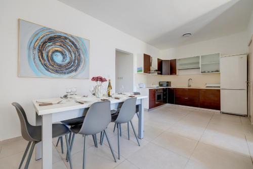 Tal-Ghoqod Apartment | Trendy 2BR Maisonette Near St. Julians Hot Spots