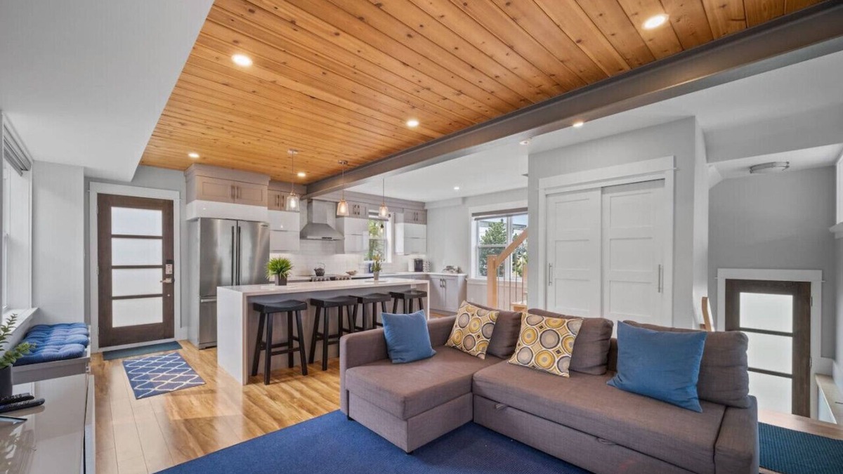 Kitchener House | Trendy & Chic | Designed with Love near Downtown
