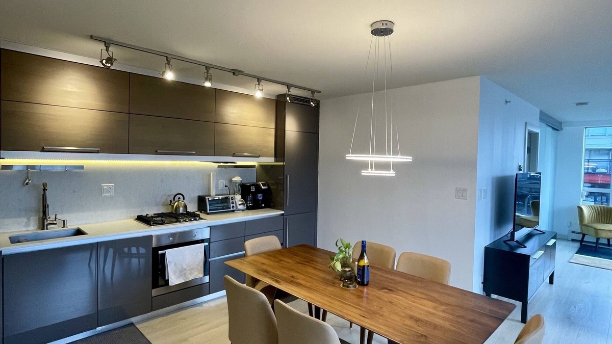 Chinatown Apartment | Trendy Chinatown apartment with parking