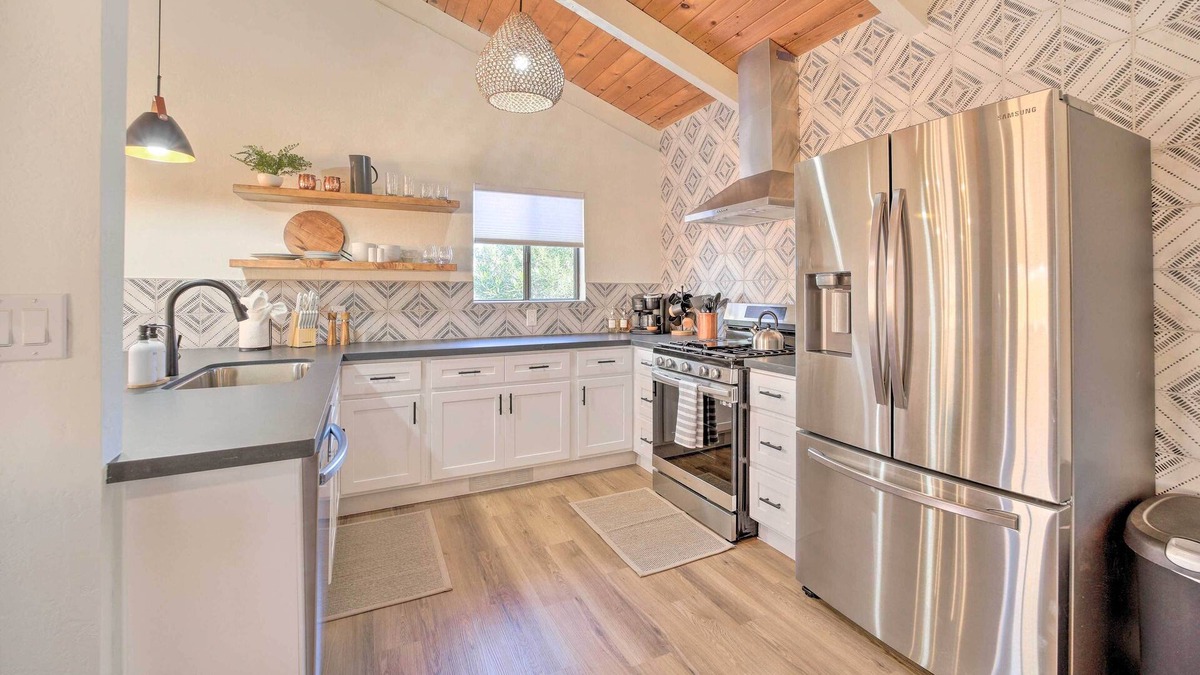Cottonwood Cottage | Trendy Digs w/Yard Games, Fire Pit & Grill!