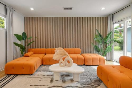 The Plaza House | Trendy Getaway - Hot Tub - Putt Putt - Games