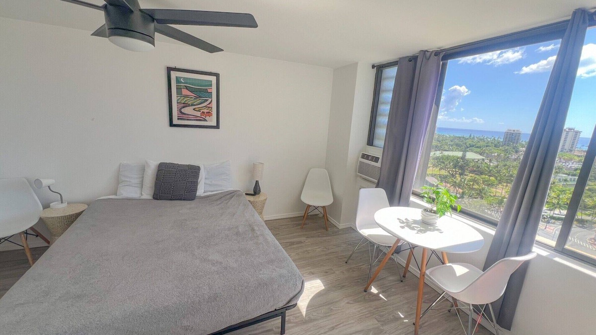 McCully - Moiliili Condo | Trendy Hawaiian Monarch Studio | Ocean View | Pool