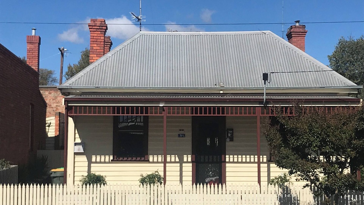 Golden Point House | 'Trendy Inner City Cottage with all the modern conveniences - Central Cottage'