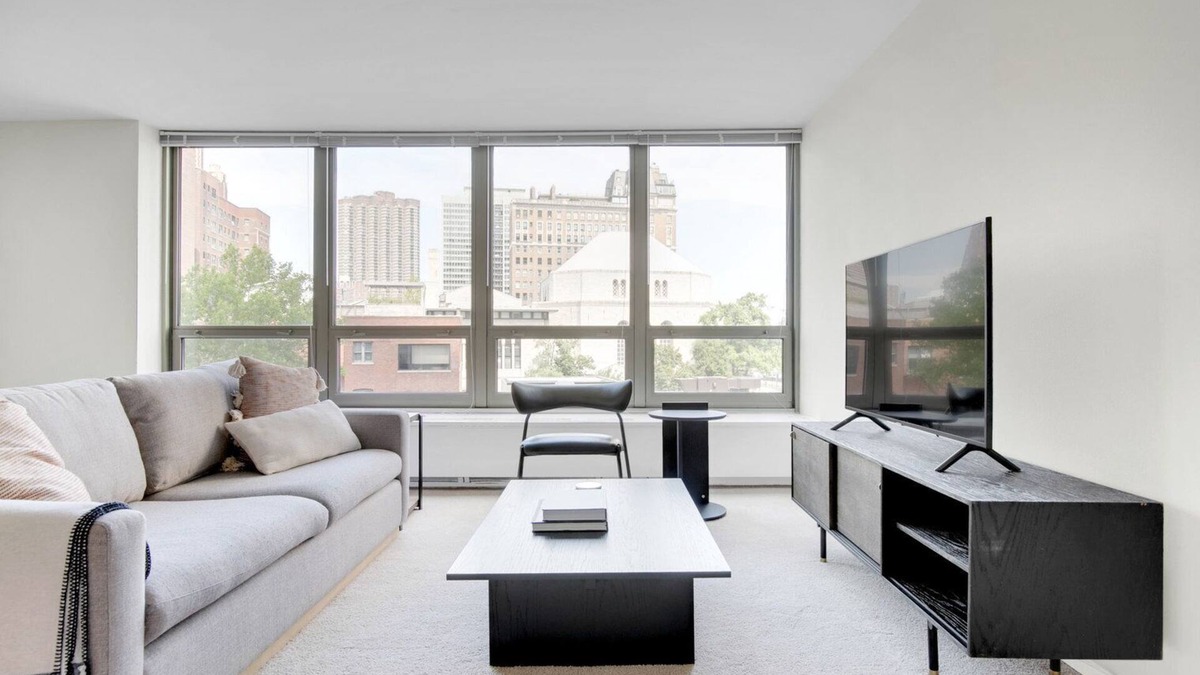 Lake View East Apartment | Trendy Lakeview 1BR w/Deck, Pool & Gym, nr Lincoln Park, by Blueground