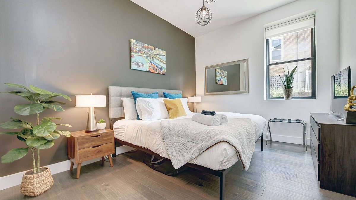 Pittsburgh House | Trendy - Parking - King Bed - 10 min DT