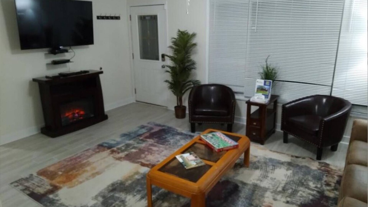 Russell House | Trendy! Pro Cleaned, Self Check In - Sleeps 10