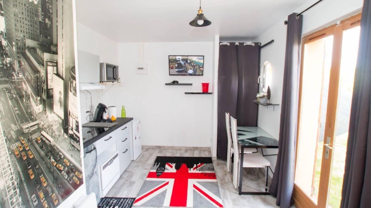 Villemandeur Apartment | Trendy studio London jacuzzi/outdoor pool