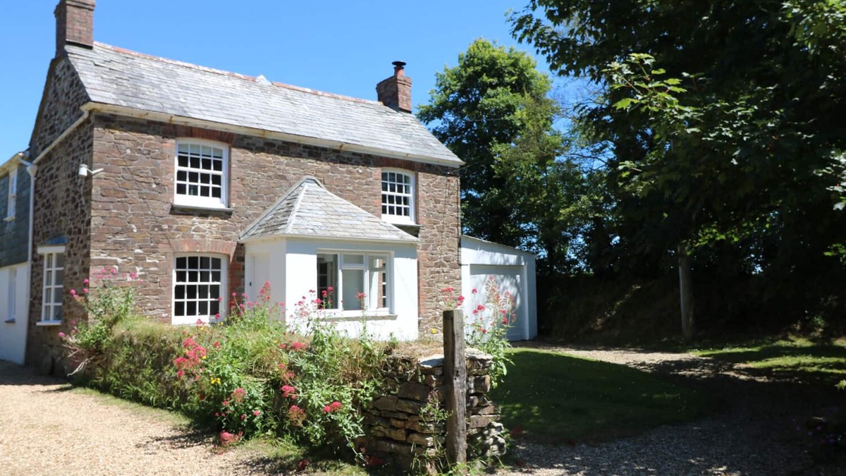Wadebridge Cottage | TRENOUTH COTTAGE, pet friendly, with a garden in Padstow