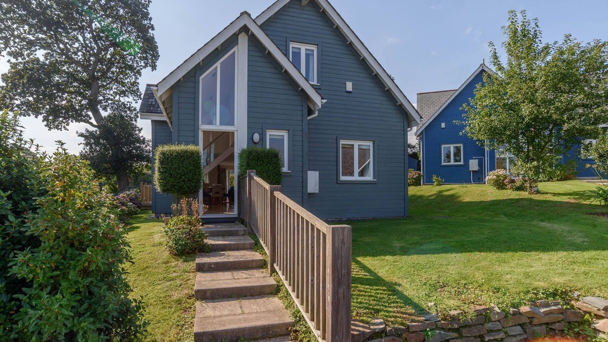St Austell Cottage | Trewhiddle Villa 07 - a trewhiddle that sleeps 6 guests in 3 bedrooms