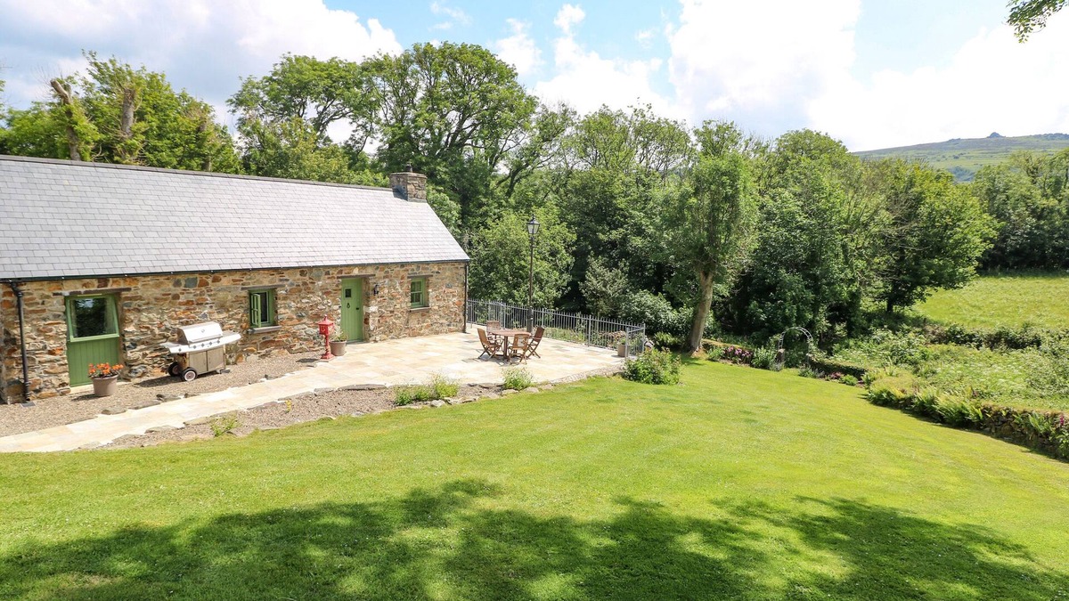 Dinas Cross House | TREWRACH COTTAGE, pet friendly, with open fire in Dinas Cross