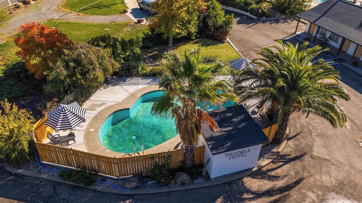 Red Bluff Hotel | Triangle Motel
