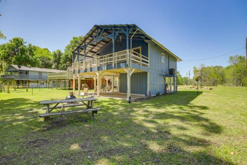 Votaw House | Trinity River Cottage with Deck and Water Views