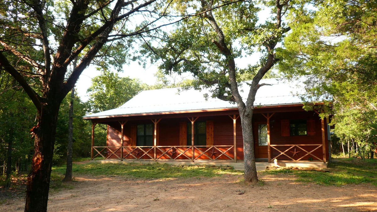 Hillsboro Cabin | Trinity Trails: Lone Star Cabin in 6 acres on Lake Aquilla
