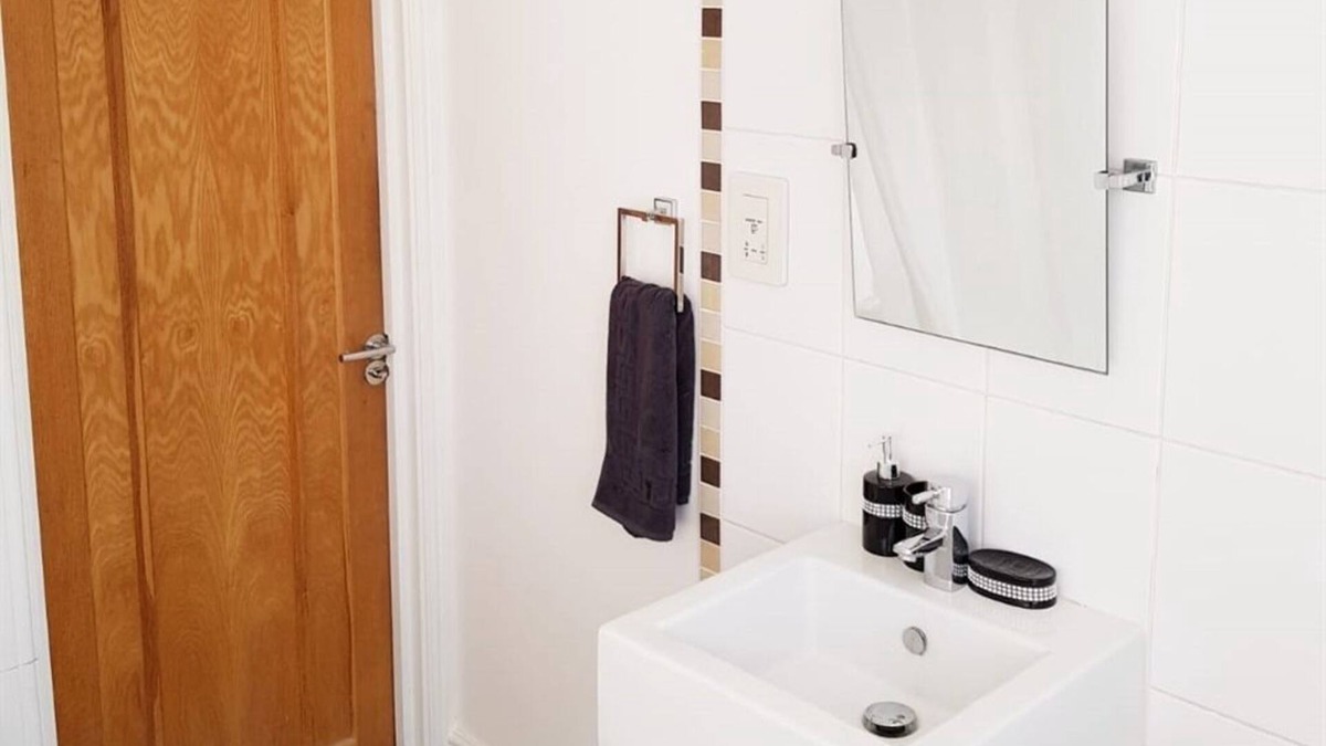 Ponders End Bed & Breakfast | Triple room-Deluxe-Shared Bathroom-Street View-DELUXE TRIPLE