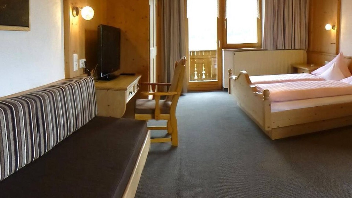 Obsteig Bed & Breakfast | Triple room "Holzleiten" with south and west-facing balcony - Pension Alpenhof -