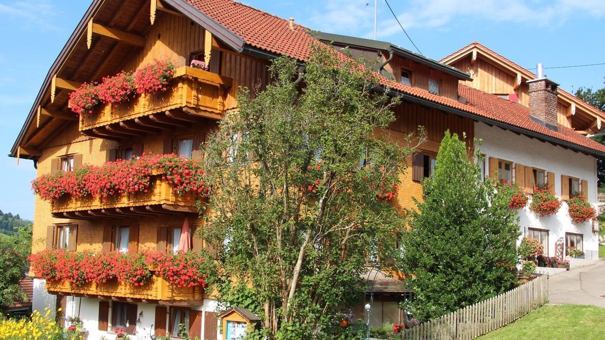 Vorderhindelang Apartment | Triple room shower/toilet/balcony - house "Beim Lorenzar"
