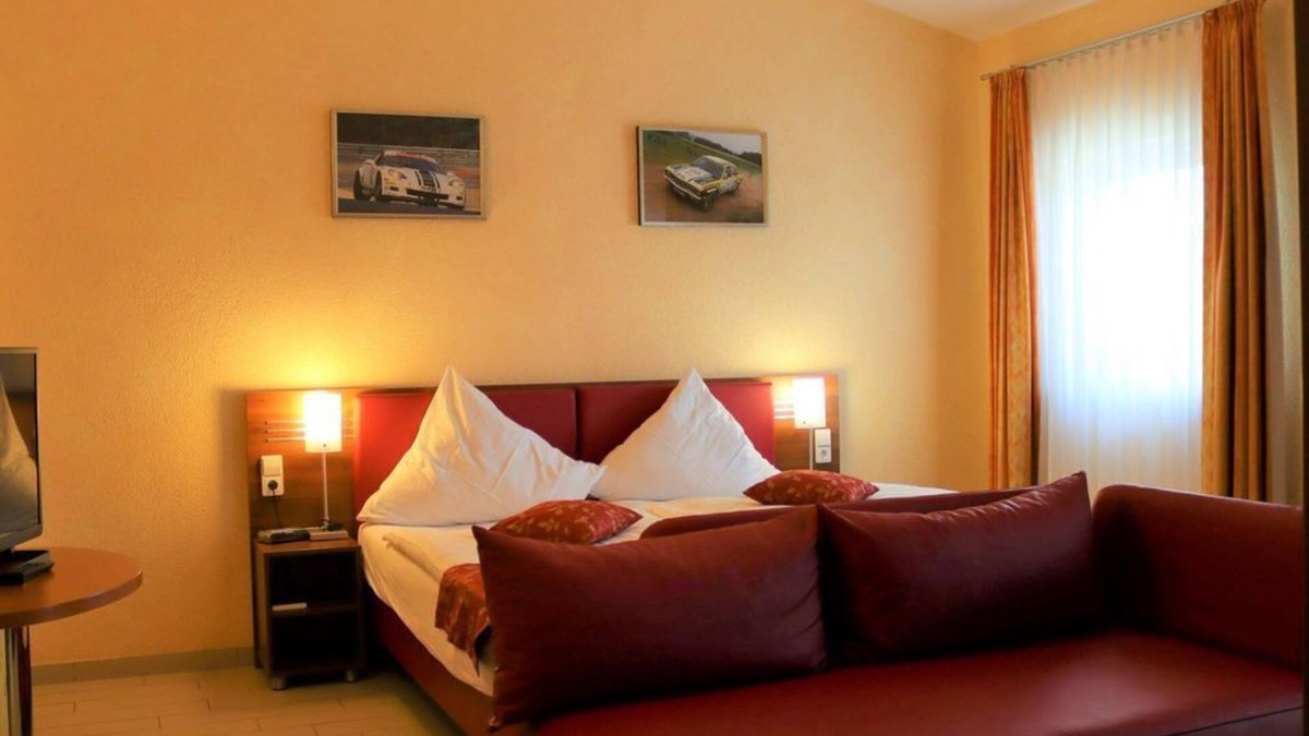 Meuspath House | Triple room, shower or bath, WC - Land-gut-Hotel am Ring