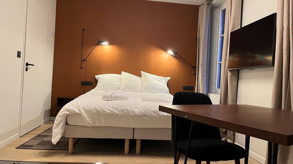 Villers-Cotterets Apartment | Triple room with bathroom
