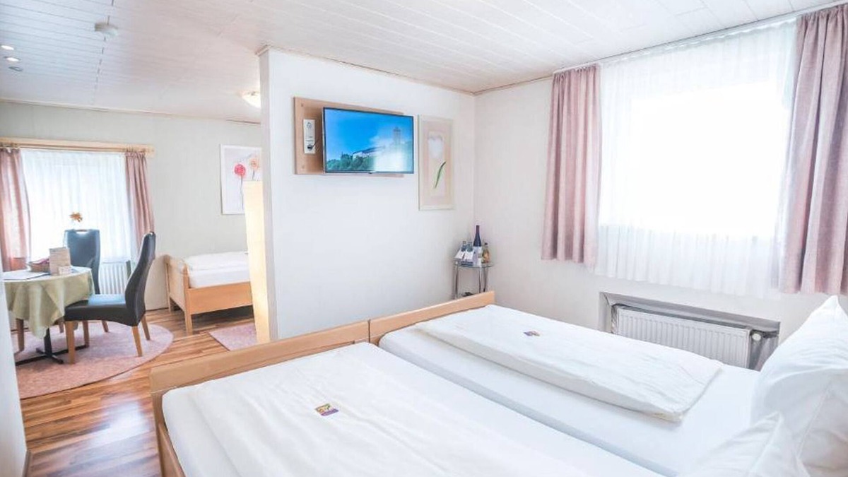 Thallichtenberg Apartment | Triple room with shower and WC