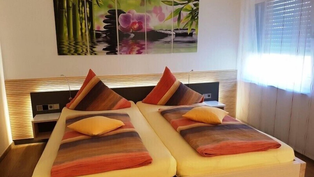 Sigmaringen Apartment | Triple room with bath or shower and WC