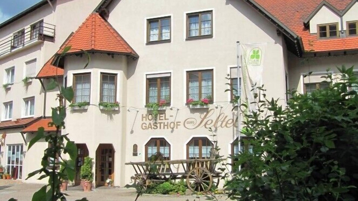 Wiesensteig Apartment | Triple room with shower and toilet