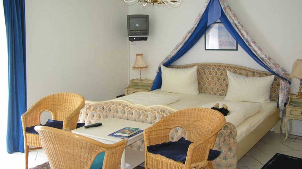 Kippenheim Apartment | Triple Room with Shower and Toilet - Bed & Breakfast in Kippenheim R. Müller