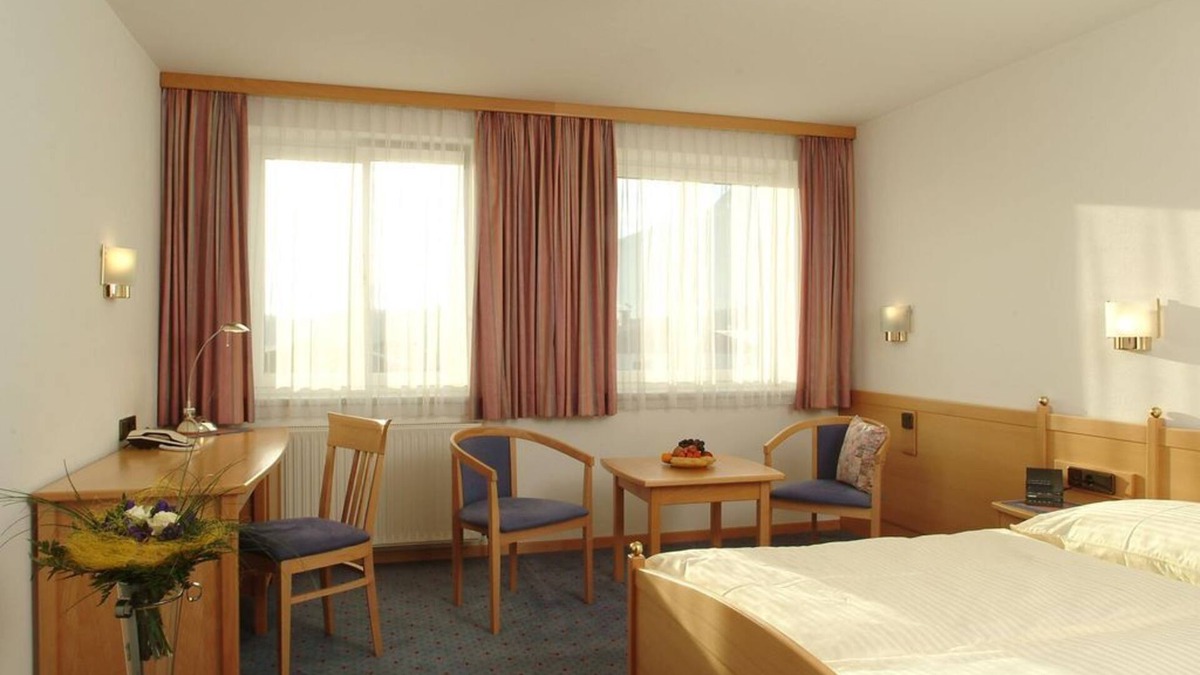 Loretto House | Triple room with shower or Bathroom, toilet - Airporthotel Salzburg