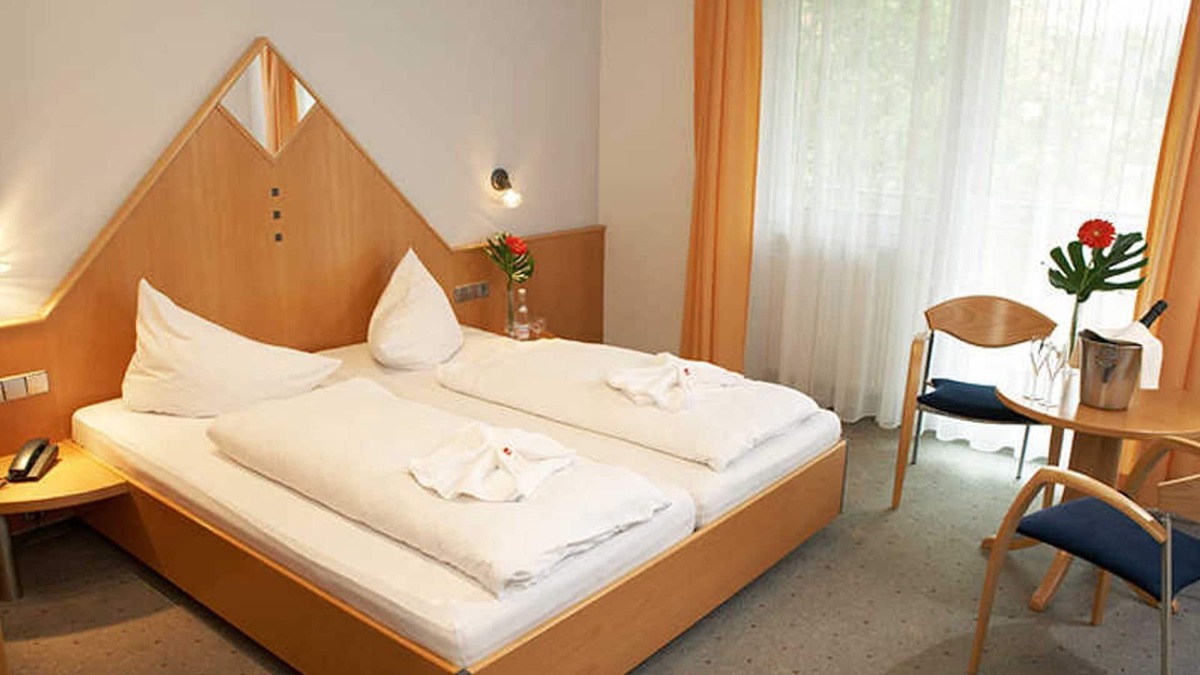 Rust Cottage | Triple room with toilet and shower incl. Breakfast - Hotel Restaurant Löwen