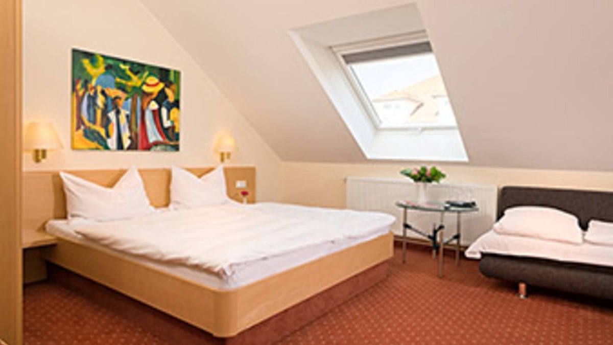 Umkirch Apartment | Triple room with toilet and shower - Hotel Heuboden