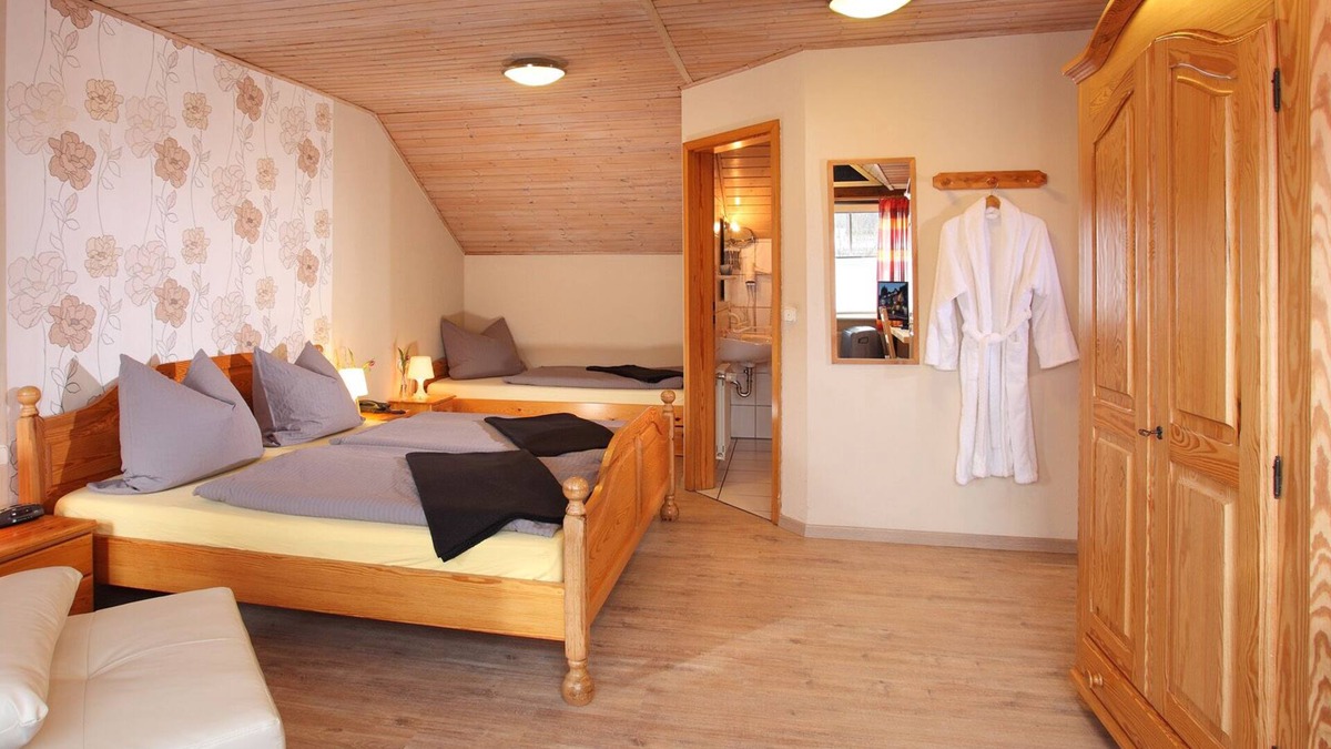 Oedingen Apartment | Triple room with WC and shower