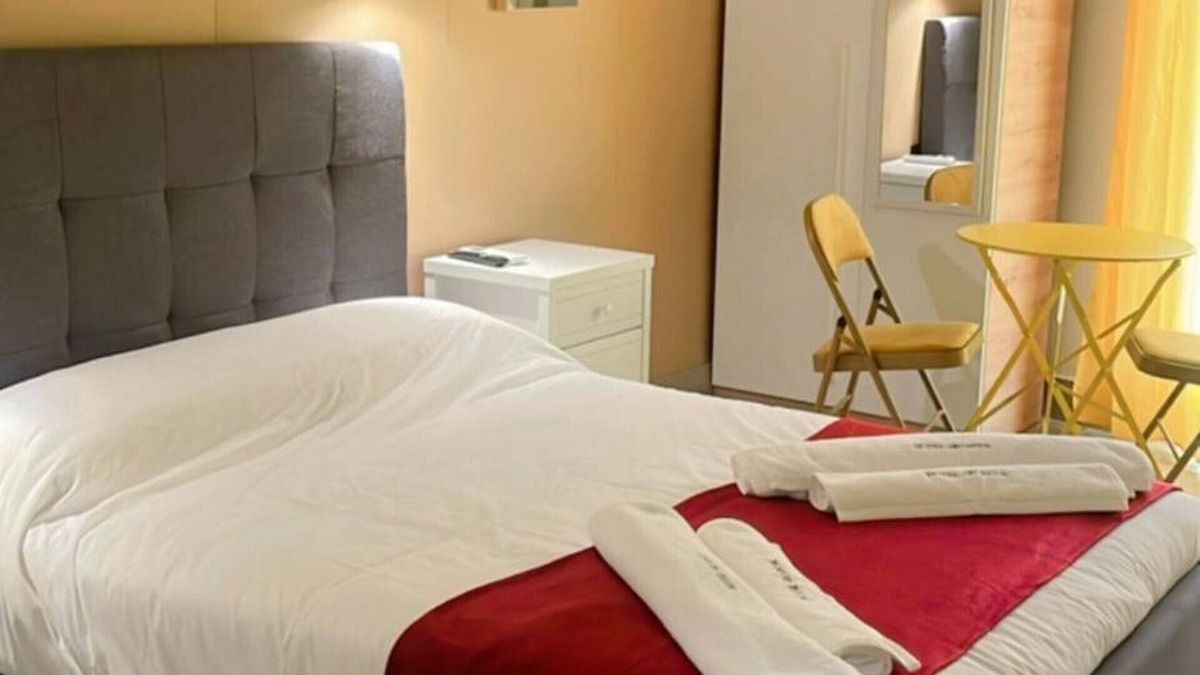 Arganda del Rey Hotel | Triple Superior - Balcón Calle el Pilar - Mini Cocina-bańo Privado