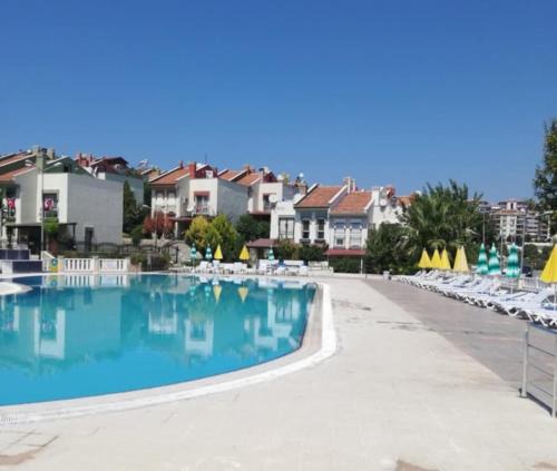 Kadnlar Denizi Mahallesi Villa | Triplex Family House, Kusadasi