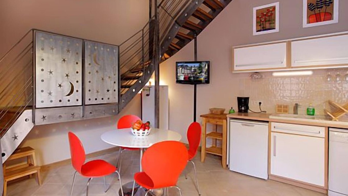 Enclos House | Triplex in character house 2 steps from the Vieux Bassin and salt granaries