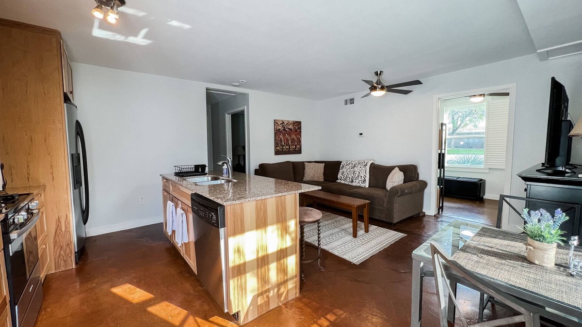 St. Edwards House | Triplex Unit 3 Miles From Downtown with office space
