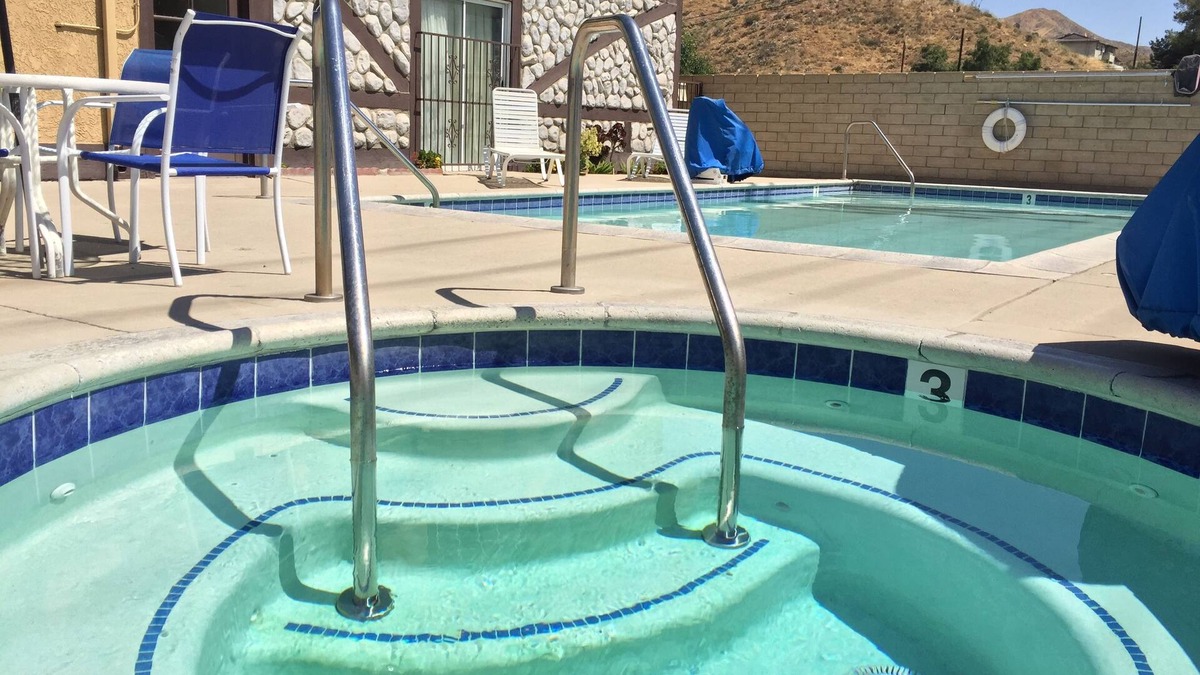 Canyon Country Hotel | Triplodge of Santa Clarita