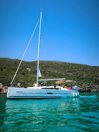 Carvalhal Boat Rental | TROIA - Veleiro em marina