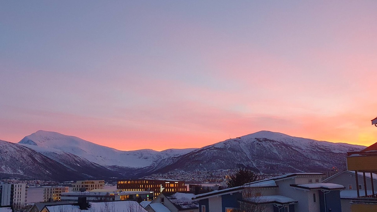 Tromso Apartment | Tromsø View, Central, Free parking, EV-charger. Quiet neighborhood
