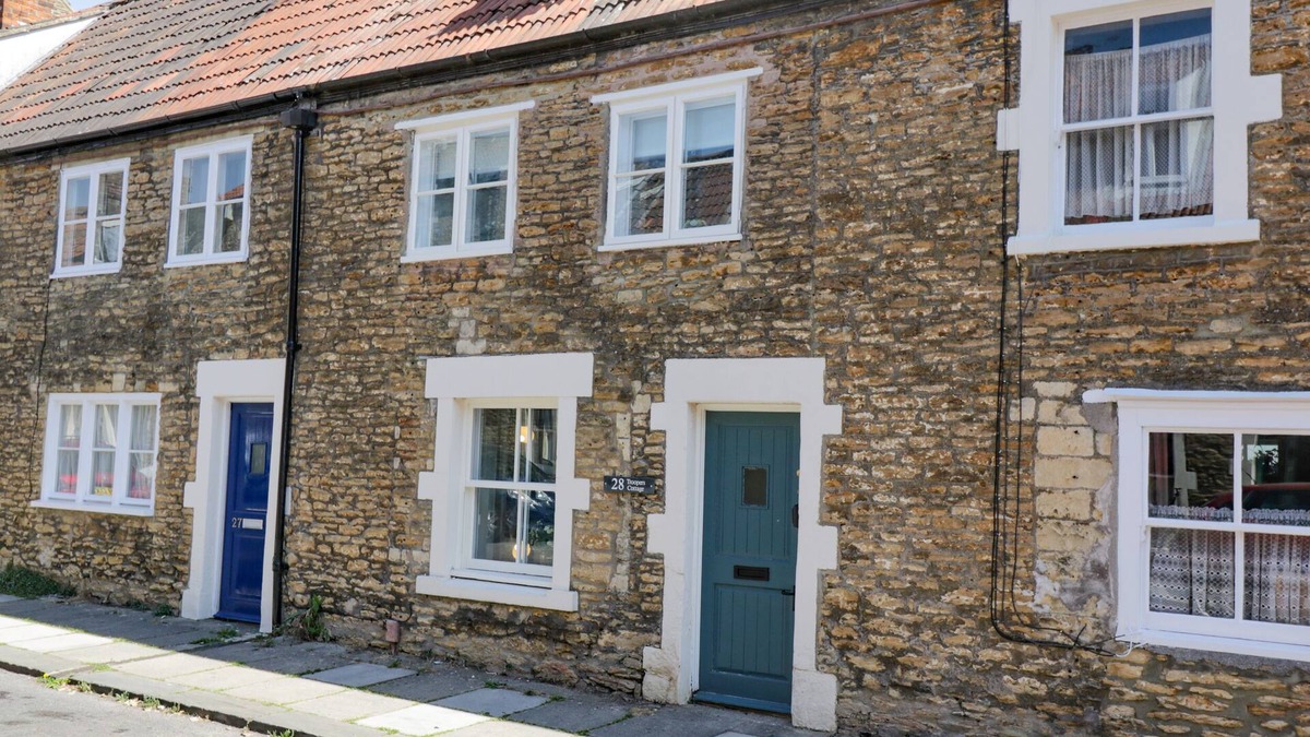 Frome Cottage | TROOPERS COTTAGE, pet friendly, with a garden in Frome