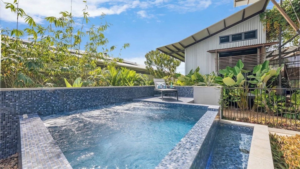 Parap Villa | Tropic Pavilion Breezy Designer Retreat near Beach
