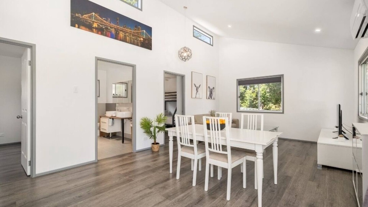 Shailer Park Apartment | Tropical 2 bedroom home with Pool and Sauna