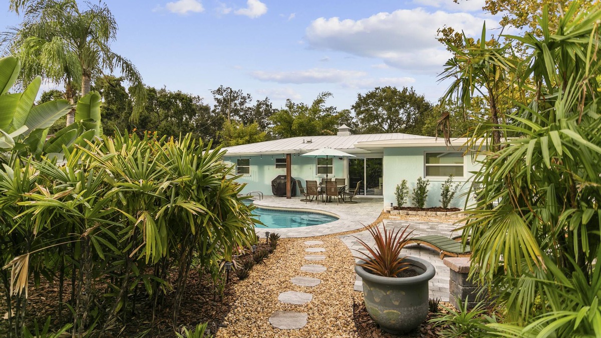 Ballast Point House | Tropical 3bd bungalow with pool! Walk to Bayshore!