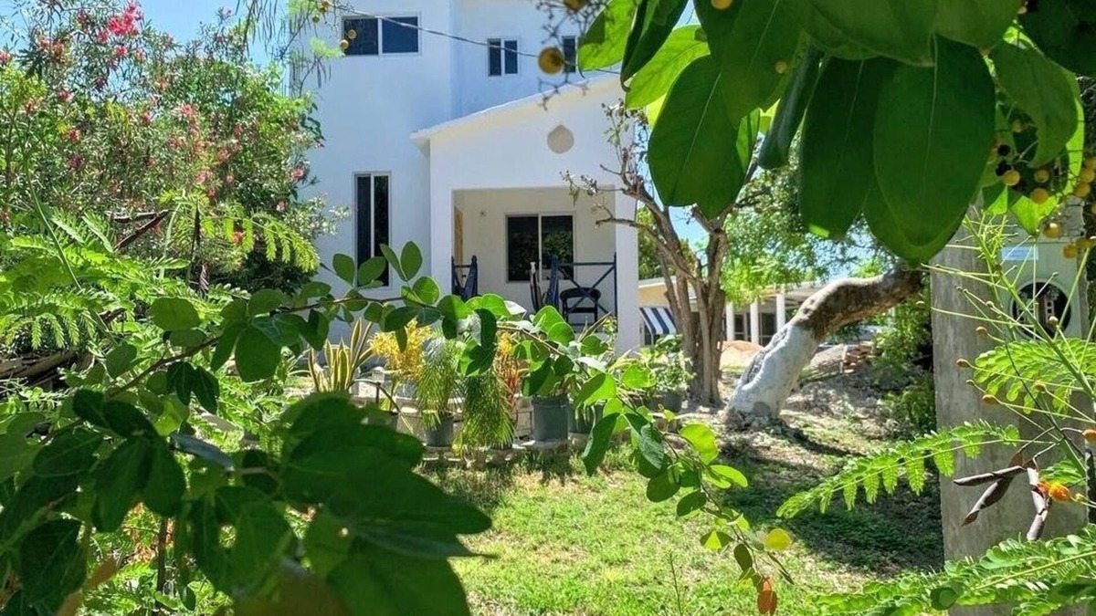 Treasure Beach Cottage | Tropical Beach Loft w/King Bed + Sea/Mountain Views!