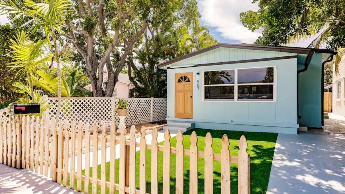 Mango Groves House | Tropical Bungalow, Walk to Lake Ave & Beach