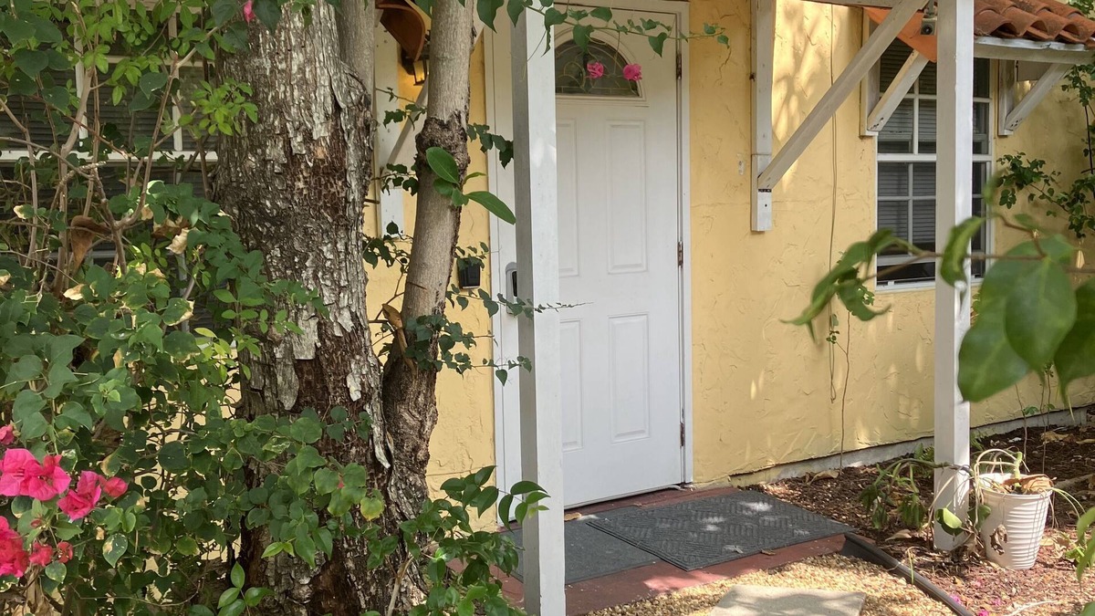 El Cid Cottage | 🌴Tropical Cottage, In The Lovely Palm Beach Historic District LOCATION!