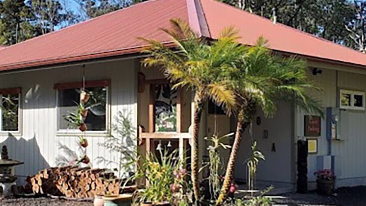 Volcano Cottage | Tropical cottage with fresh rain water hot tub close to Volcanoes National Park