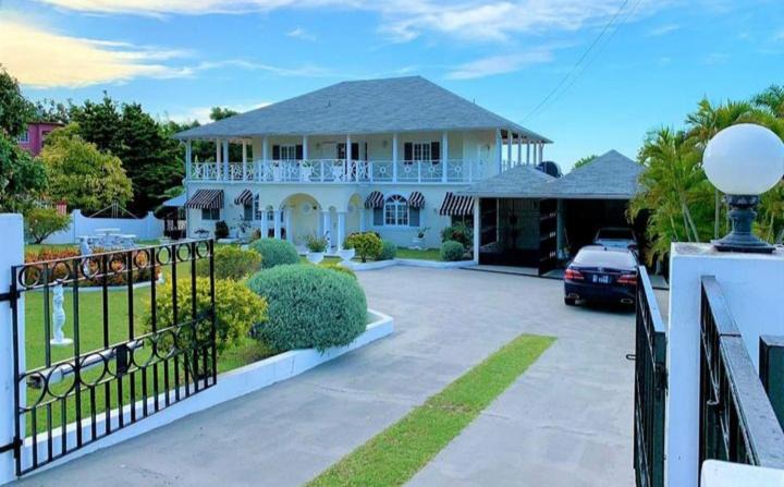 Reading Apartment | Tropical court resorts