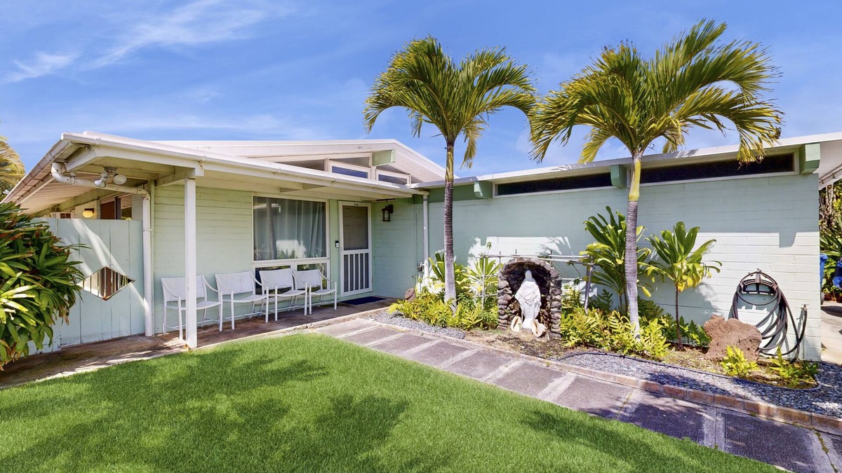 Portlock House | Tropical Escape with Lanai & Private Yard | Walk to Maunalua Bay Beach