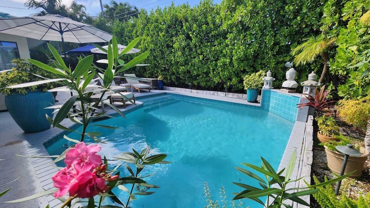 South Corals House | Tropical Garden by the Beach! BNR Vacation Rentals