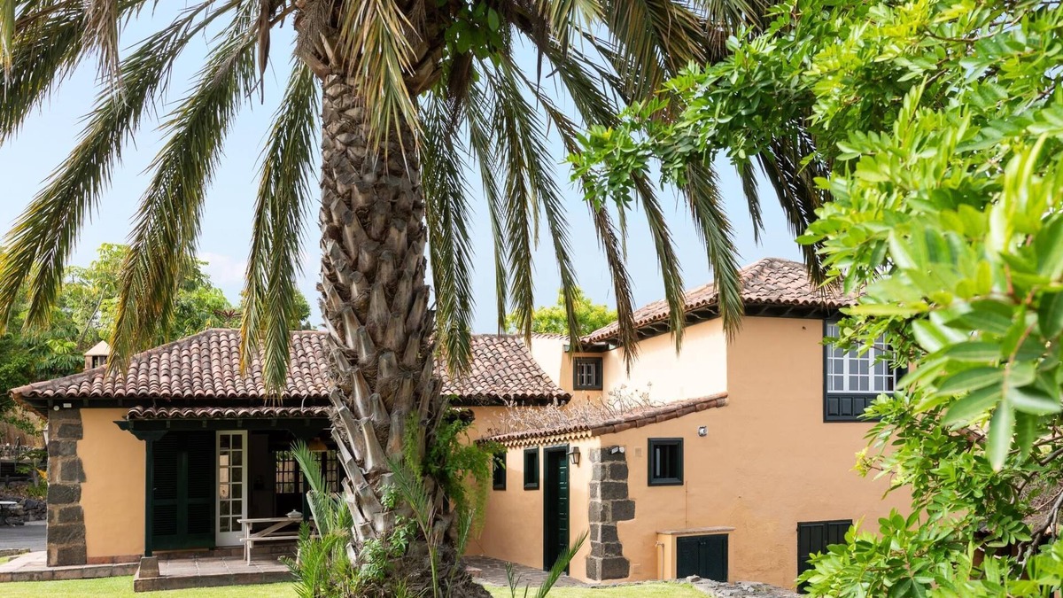 Cruz de los Martillos Villa | Tropical garden Holiday Home
